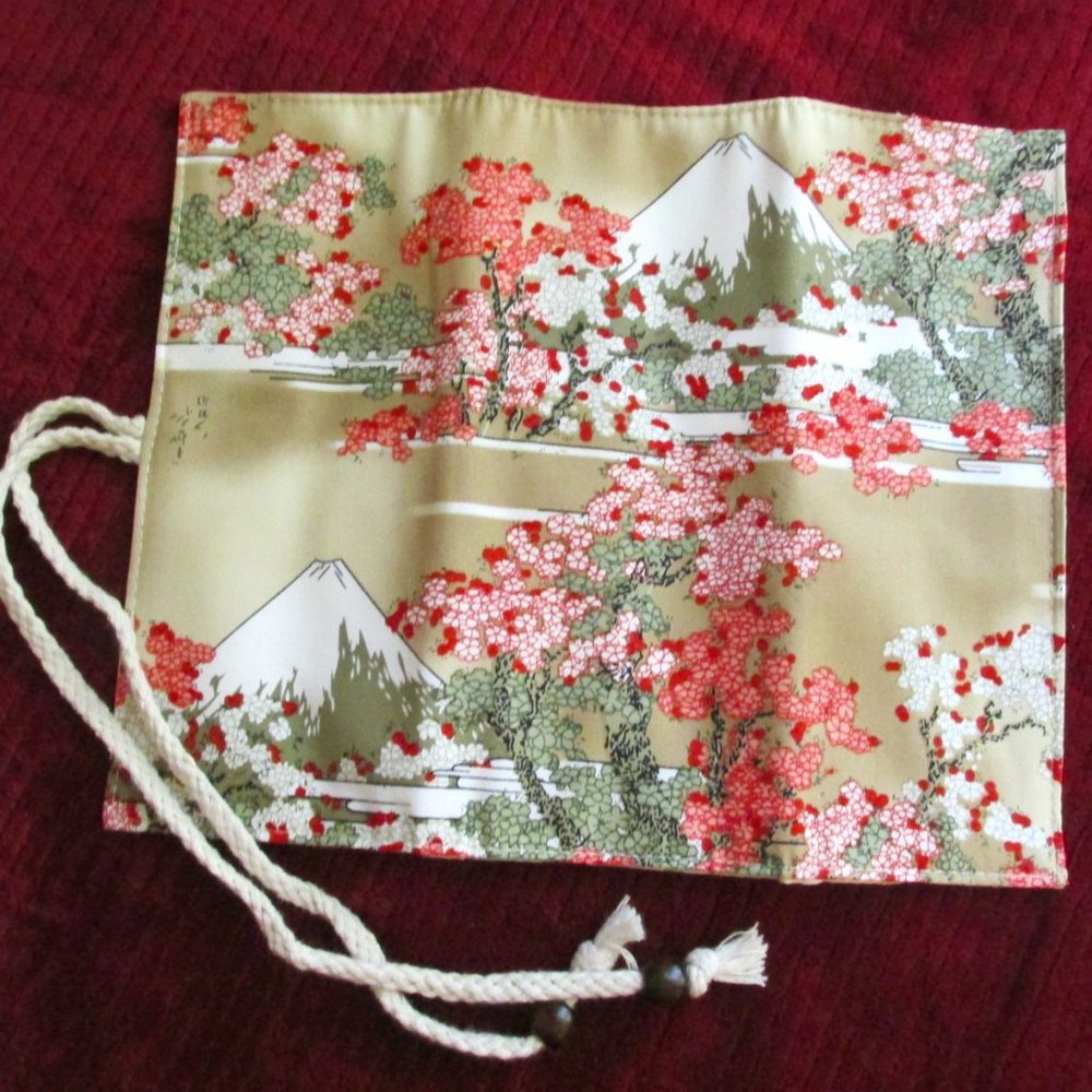 A350-Mountains and Cherry Blossoms 9 Brush Wrap Holder